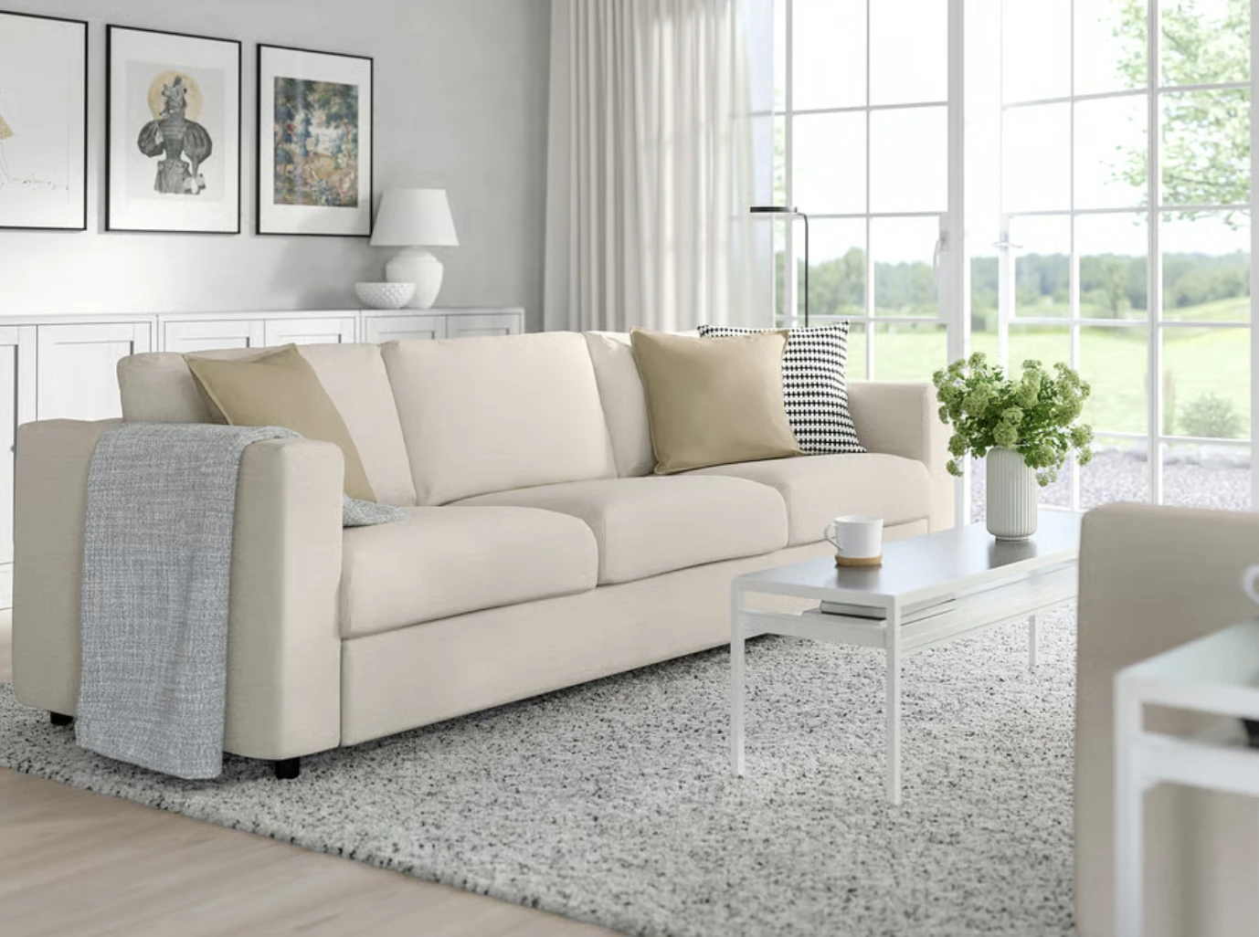 Das Sofa auf einem Teppich